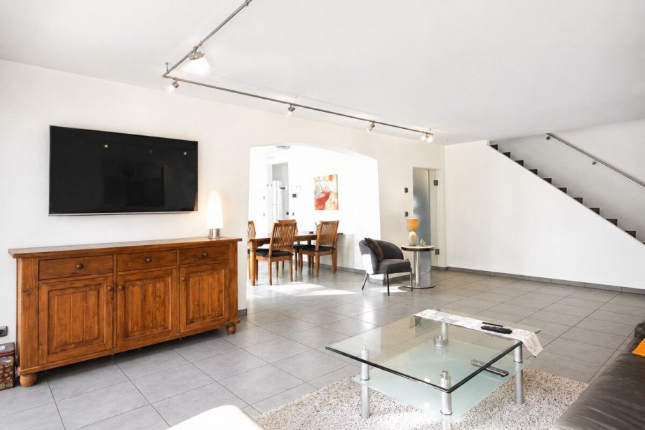 Wohnzimmer mit Blick ins Esszimmer Einfamilienhaus Mainz-Gonsenheim