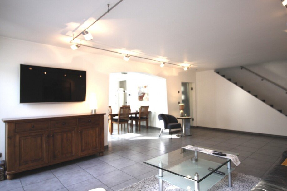 Wohnzimmer mit Blick ins Esszimmer Einfamilienhaus Mainz-Gonsenheim